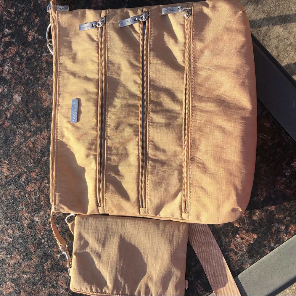 Baggallini Large Crossbody Bag w/RFID protection - Picture 4 of 10